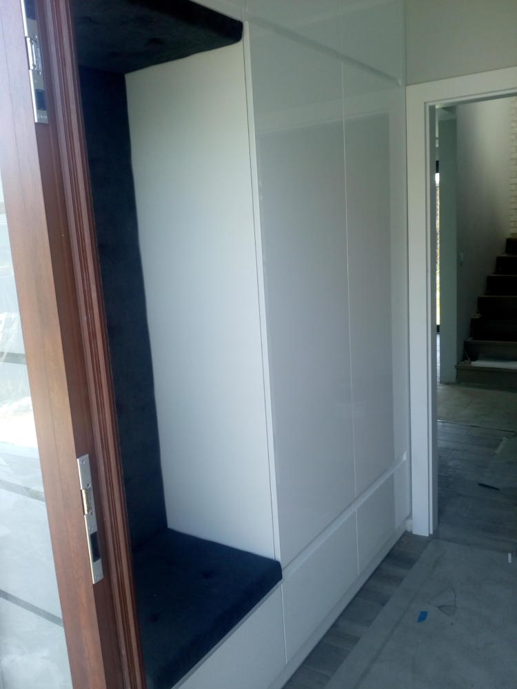 szafa z siedziskiem do wiatrołapu